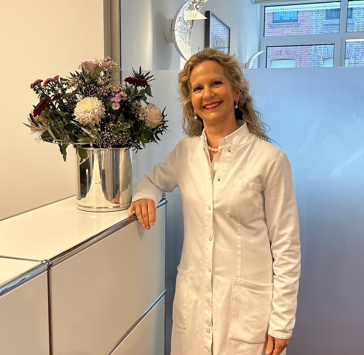 Dr. med. Claudia Billmann in einer dermatologischen Praxis